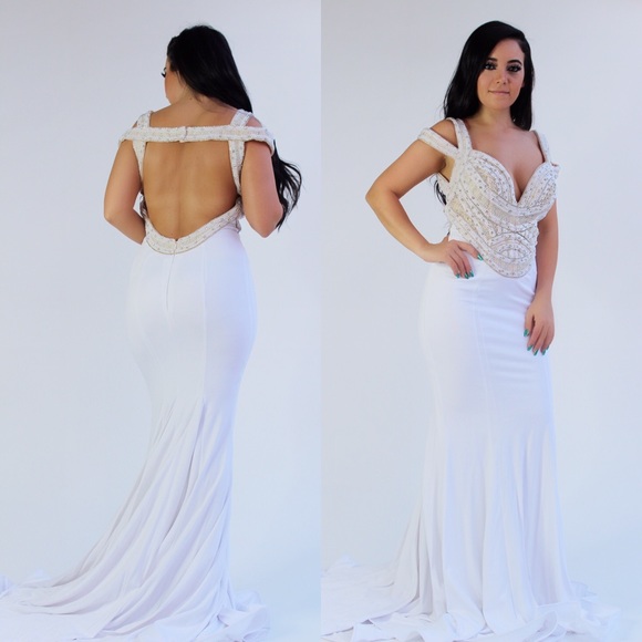 Tony Bowls Dresses & Skirts - Stunning white fitted mermaid long Tony Bowls dres